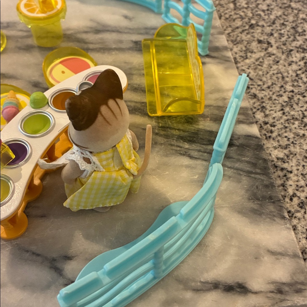 Calico Critters Sylvanian Families Seaside Ice Cream Shop *Missing Pieces* - Picture 10 of 11